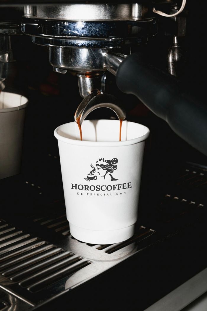 Un espresso cayendo de la cafetera en un vaso blanco de HOROSCOFFEE